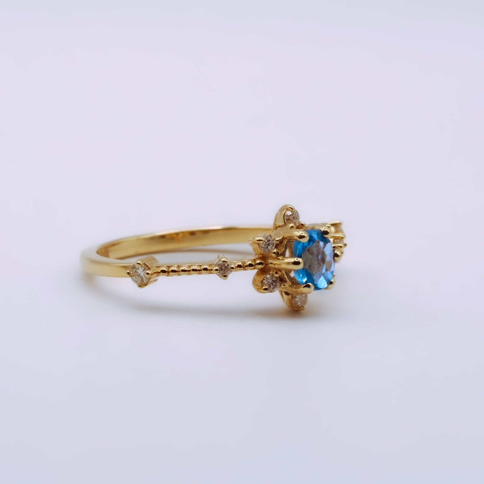 keltakultainen timanttisormus - sininen topaasi