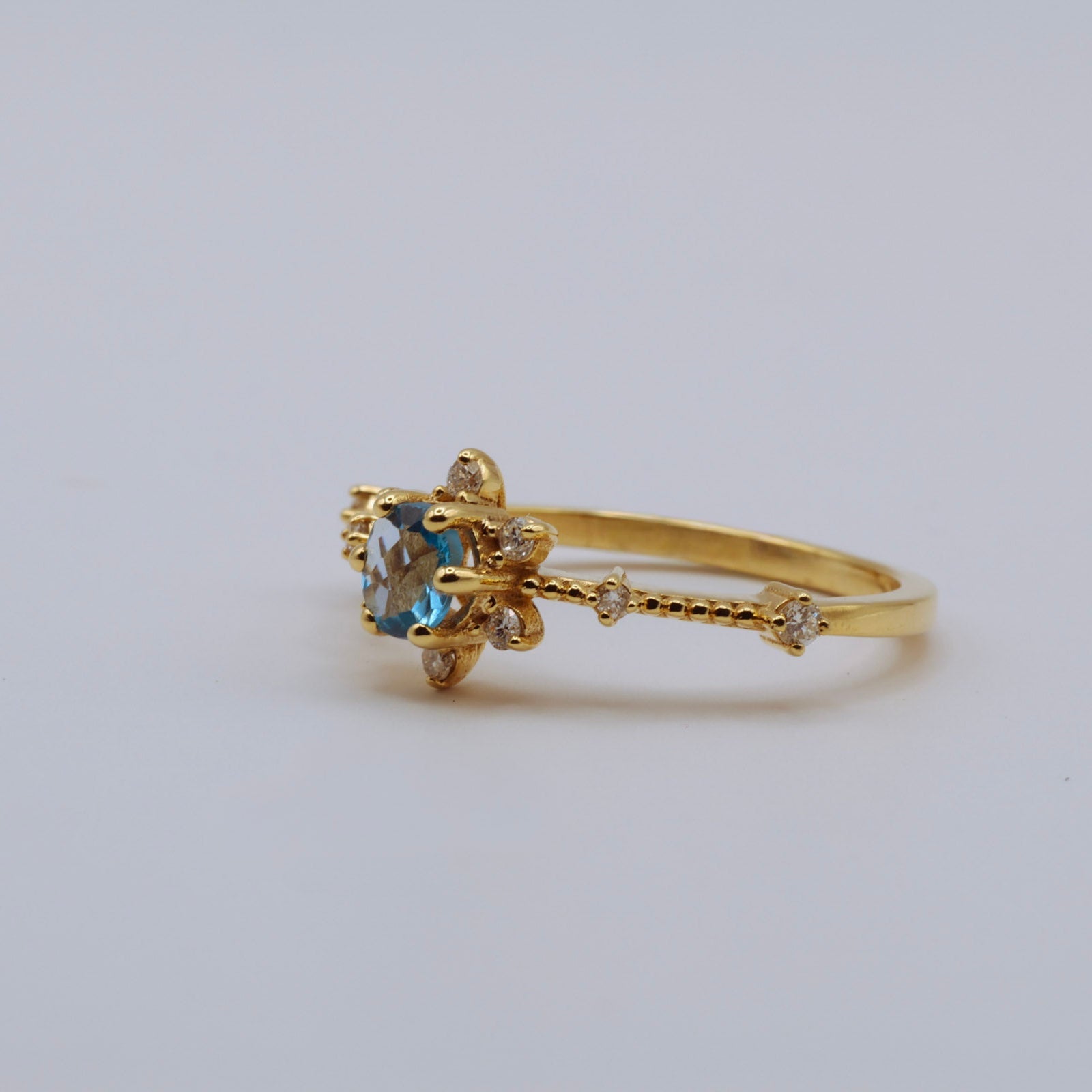 keltakultainen timanttisormus - sininen topaasi