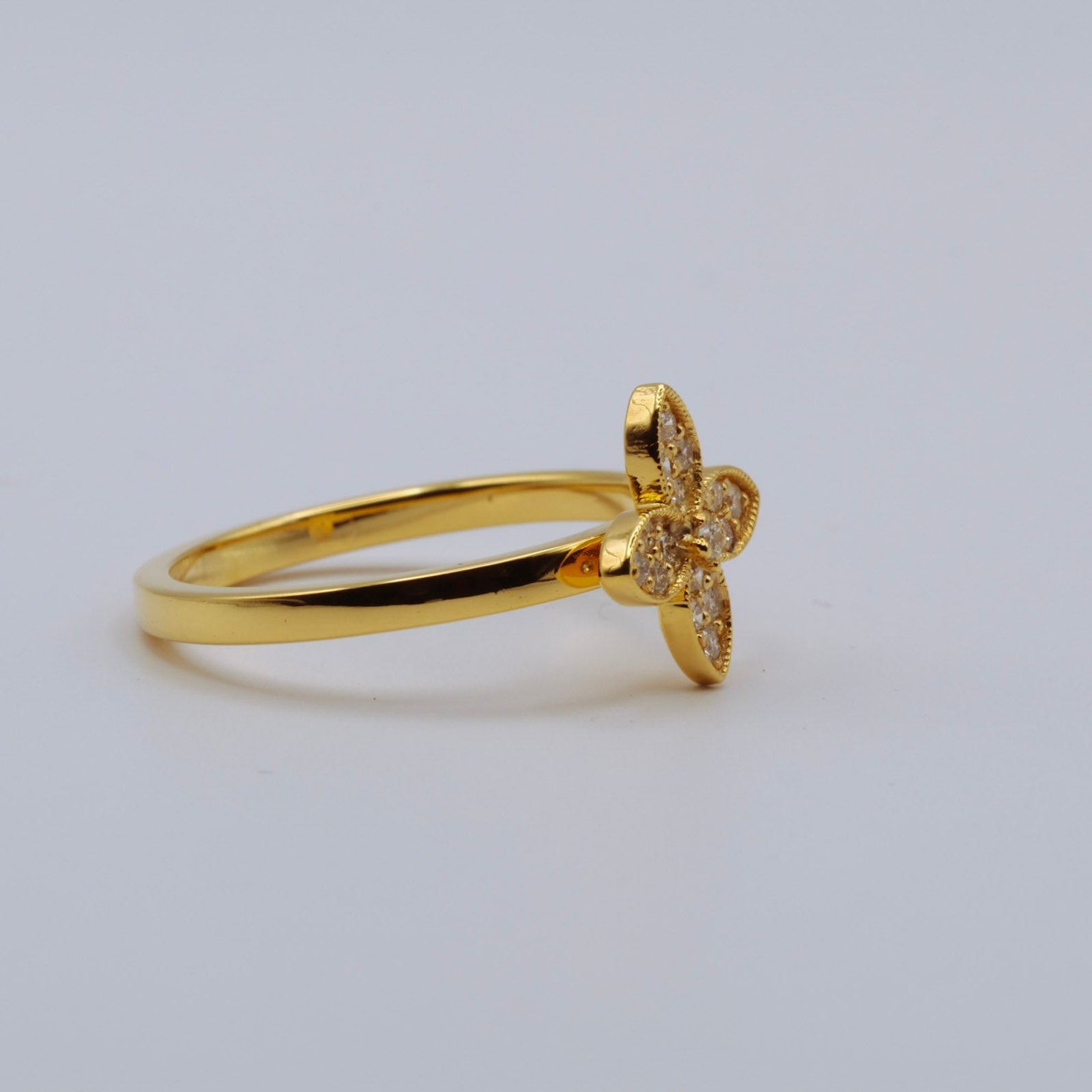 keltakultainen timanttisormus