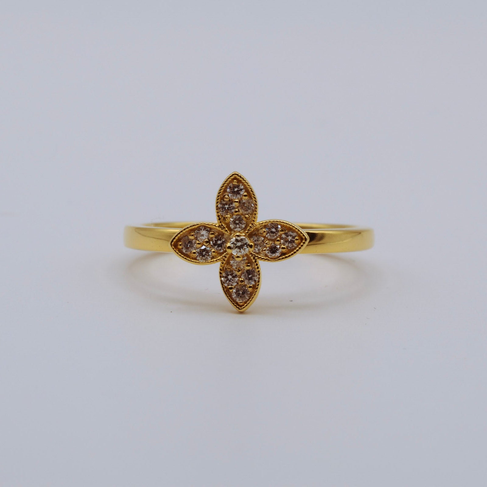 keltakultainen timanttisormus