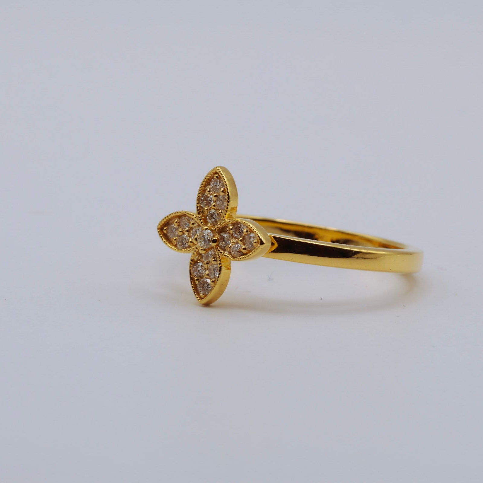 keltakultainen timanttisormus