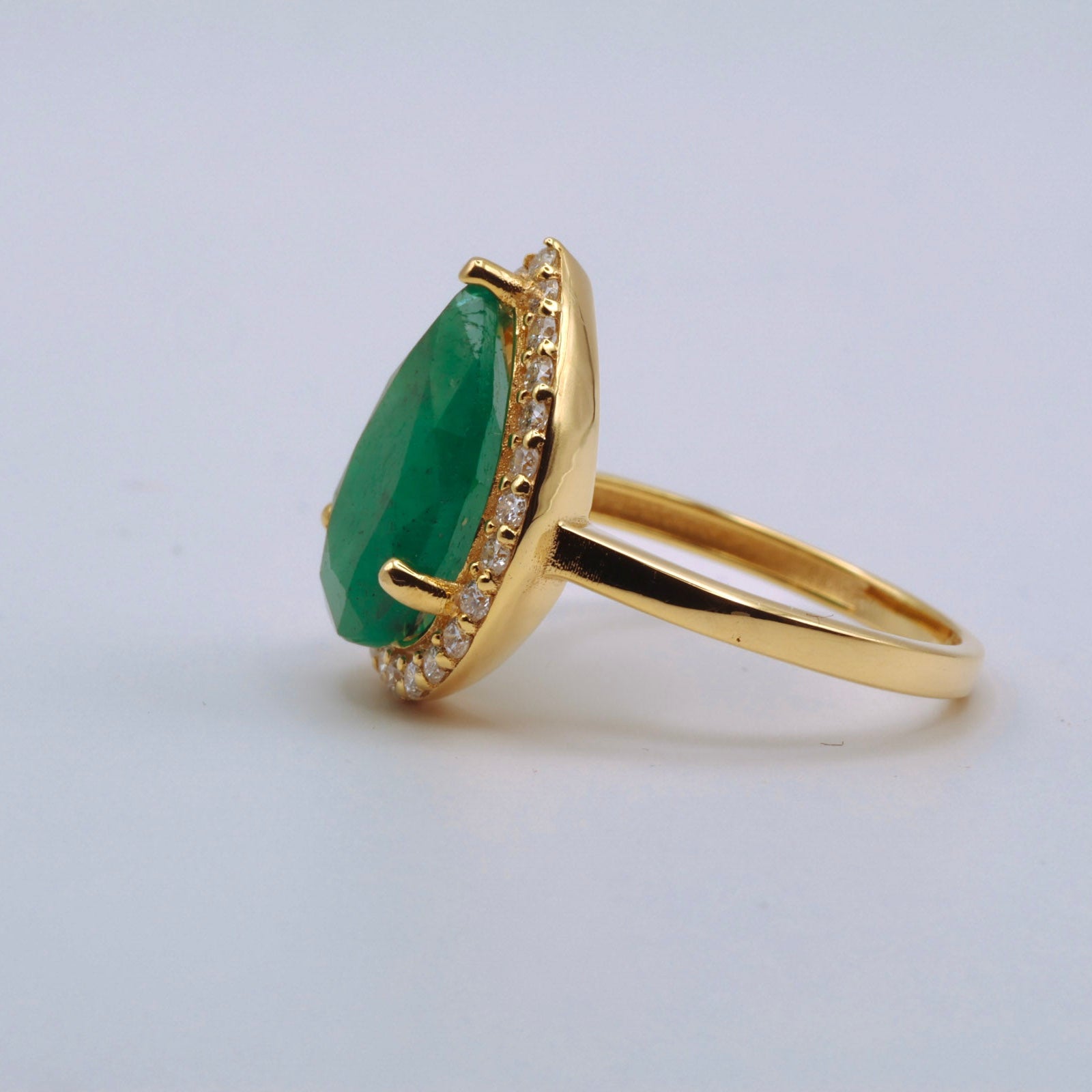 keltakultainen timanttisormus - smaragdi