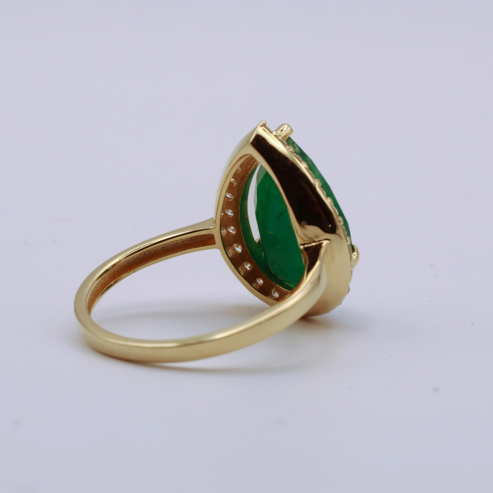 keltakultainen timanttisormus - smaragdi