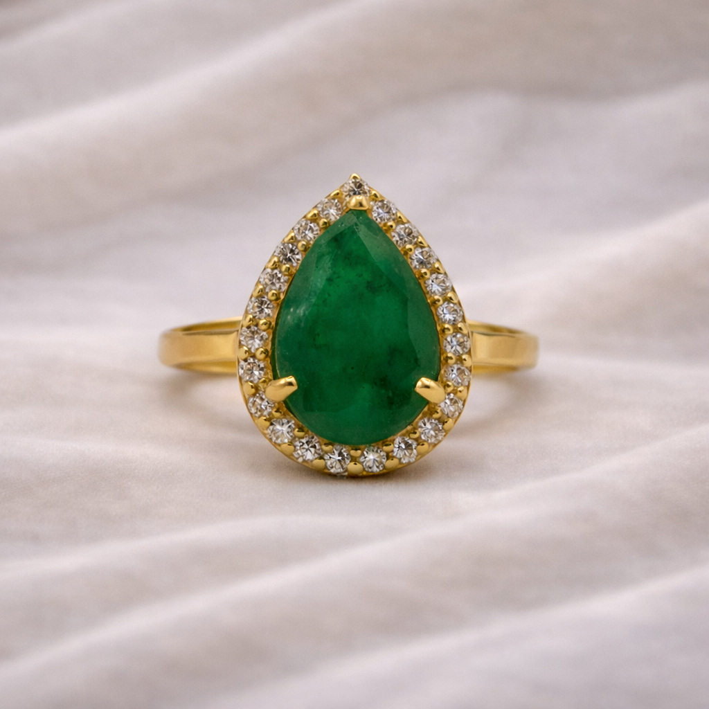 keltakultainen timanttisormus - smaragdi