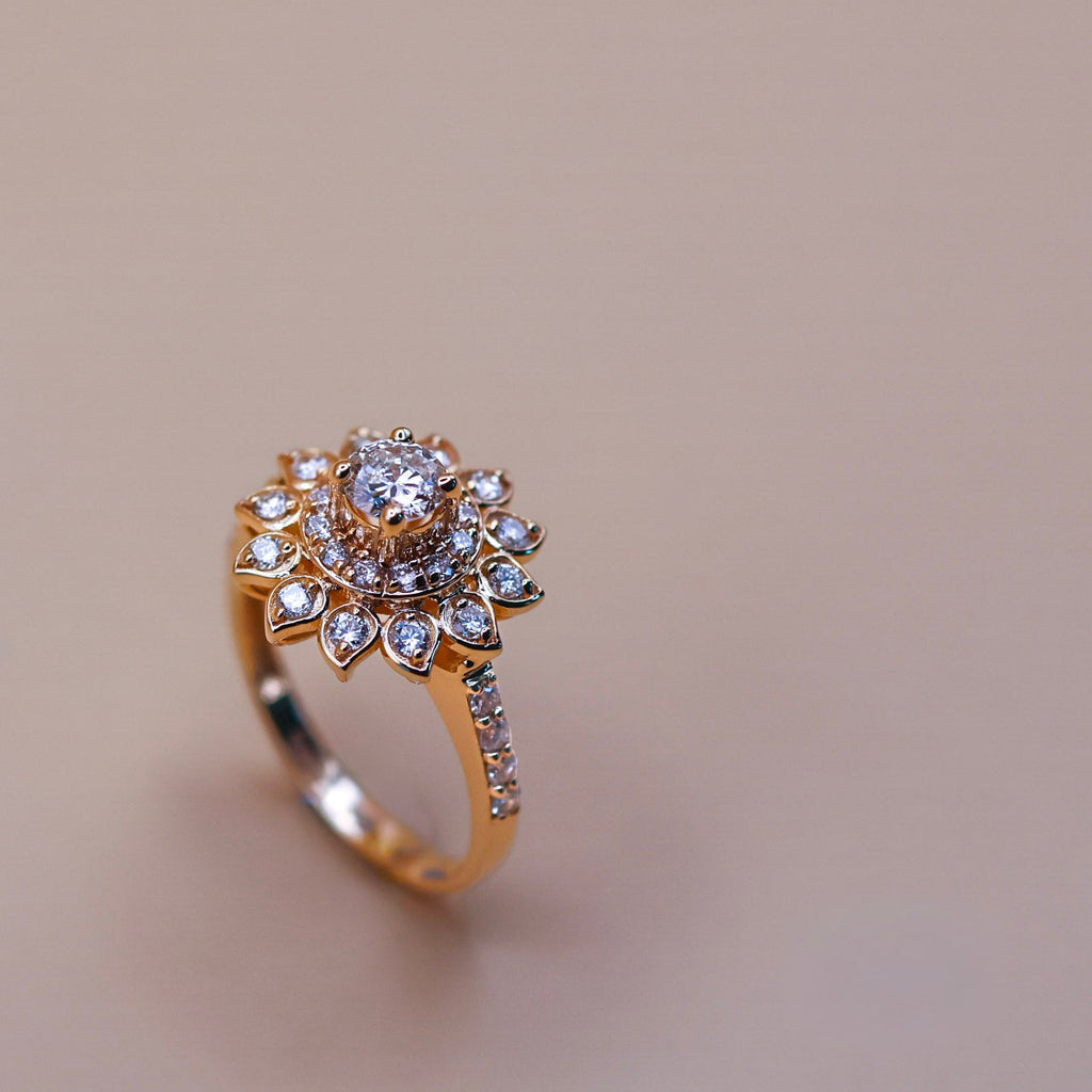 keltakultainen timanttisormus