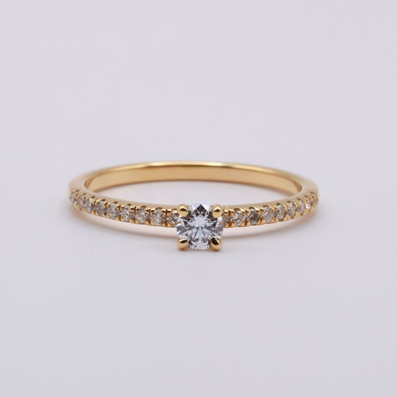 keltakultainen timanttisormus, briljanttihiottu