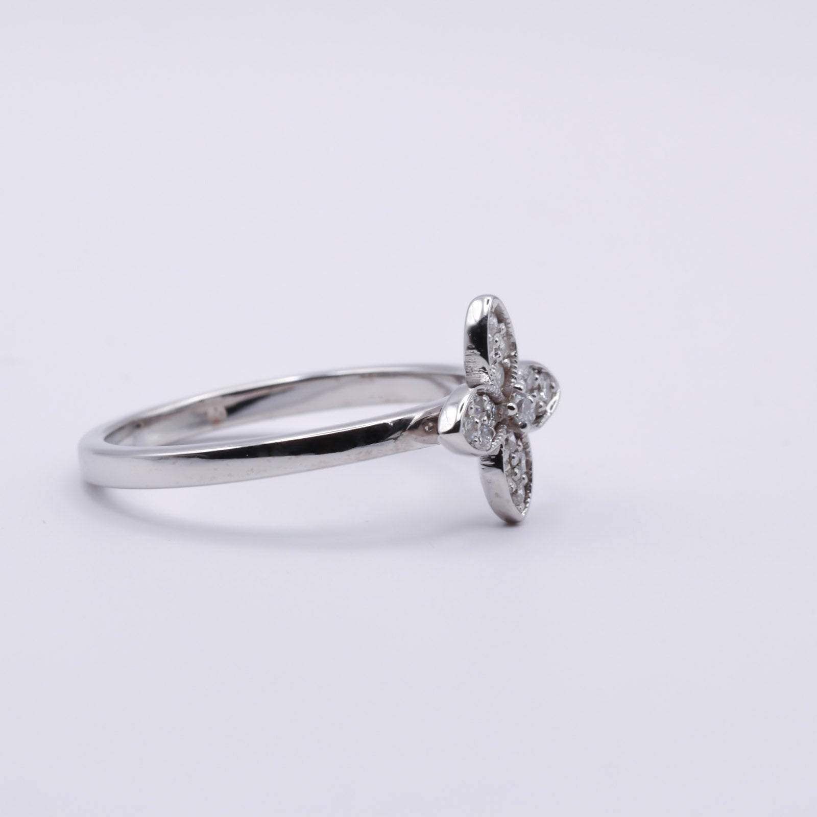 valkokultainen timanttisormus