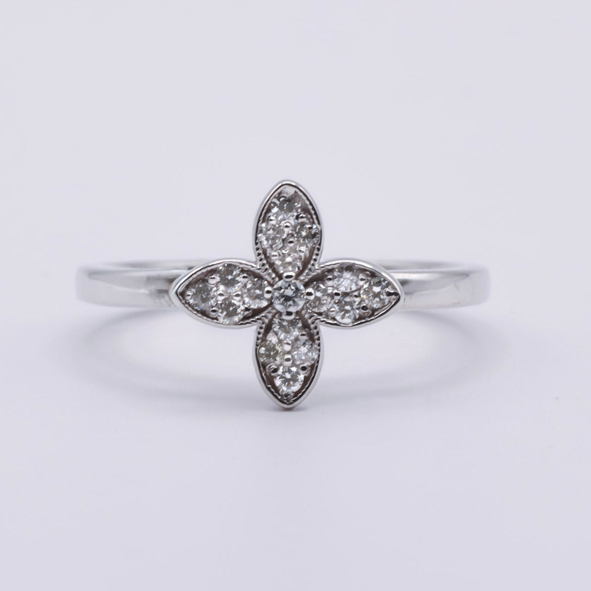 valkokultainen timanttisormus