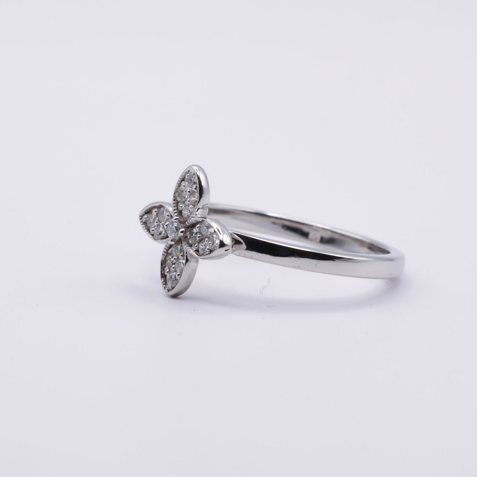 valkokultainen timanttisormus