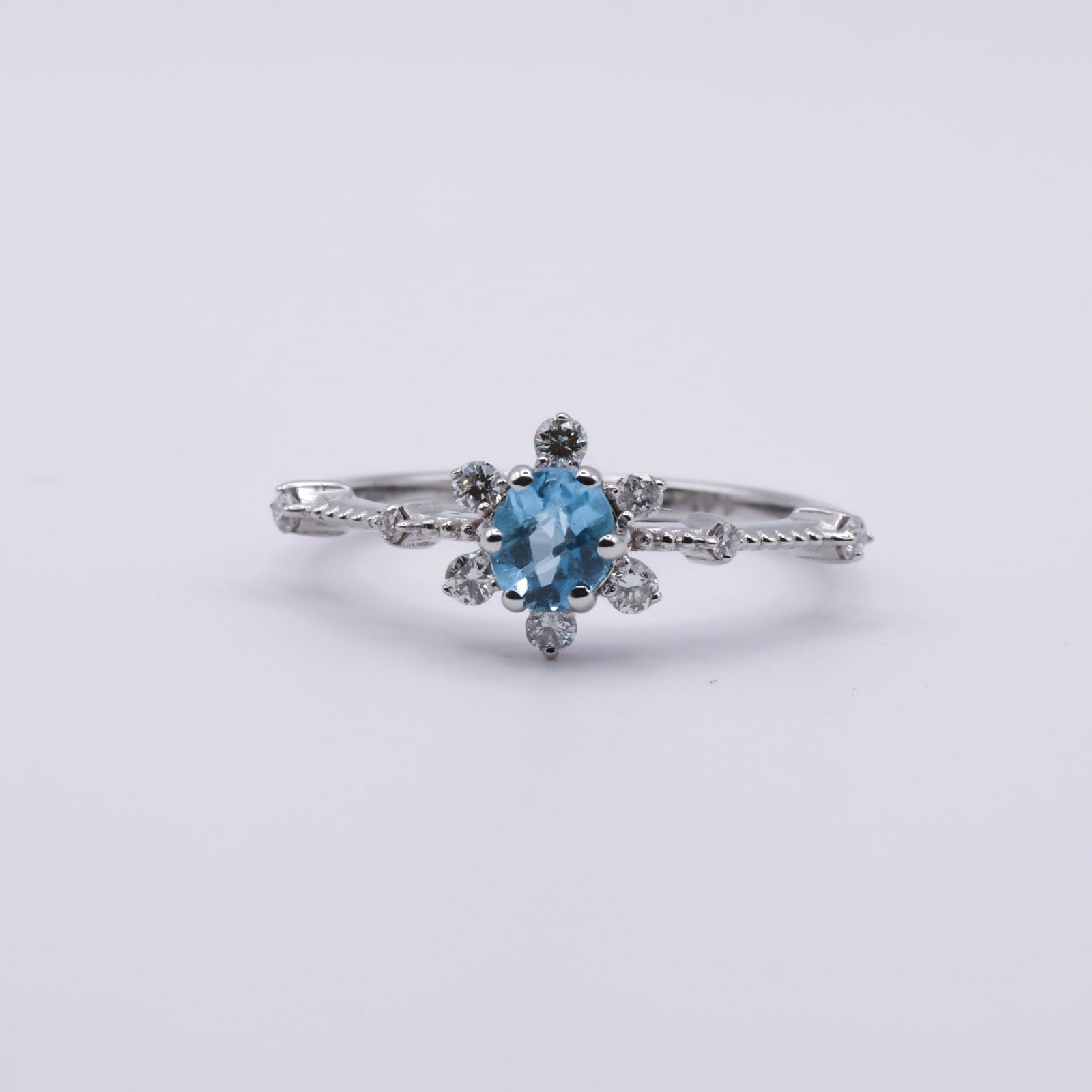 valkokultainen timanttisormus - sininen topaasi