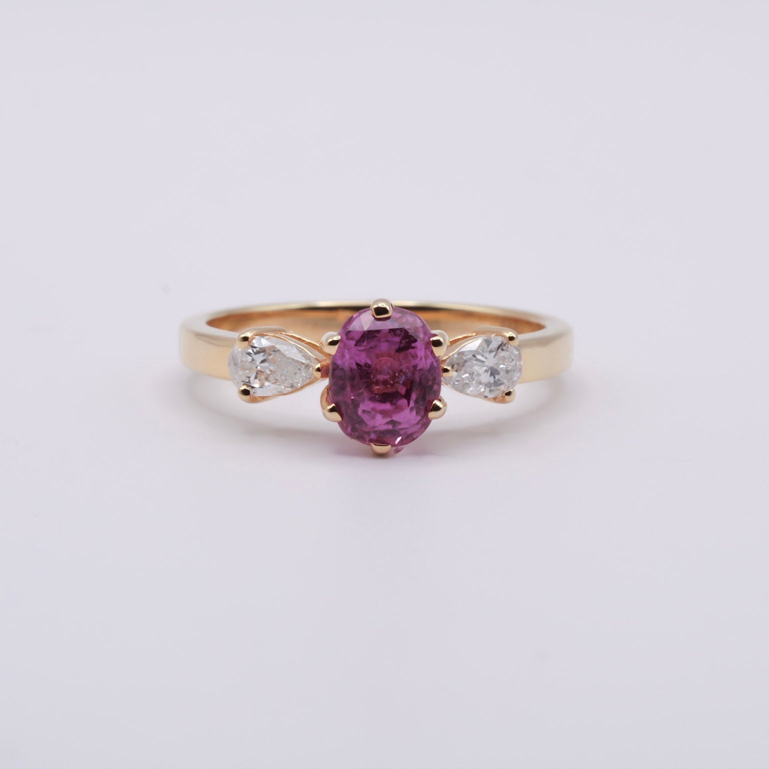 Keltakultainen timanttisormus - vaaleanpunainen safiiri