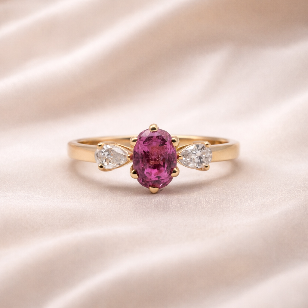 Keltakultainen timanttisormus - vaaleanpunainen safiiri