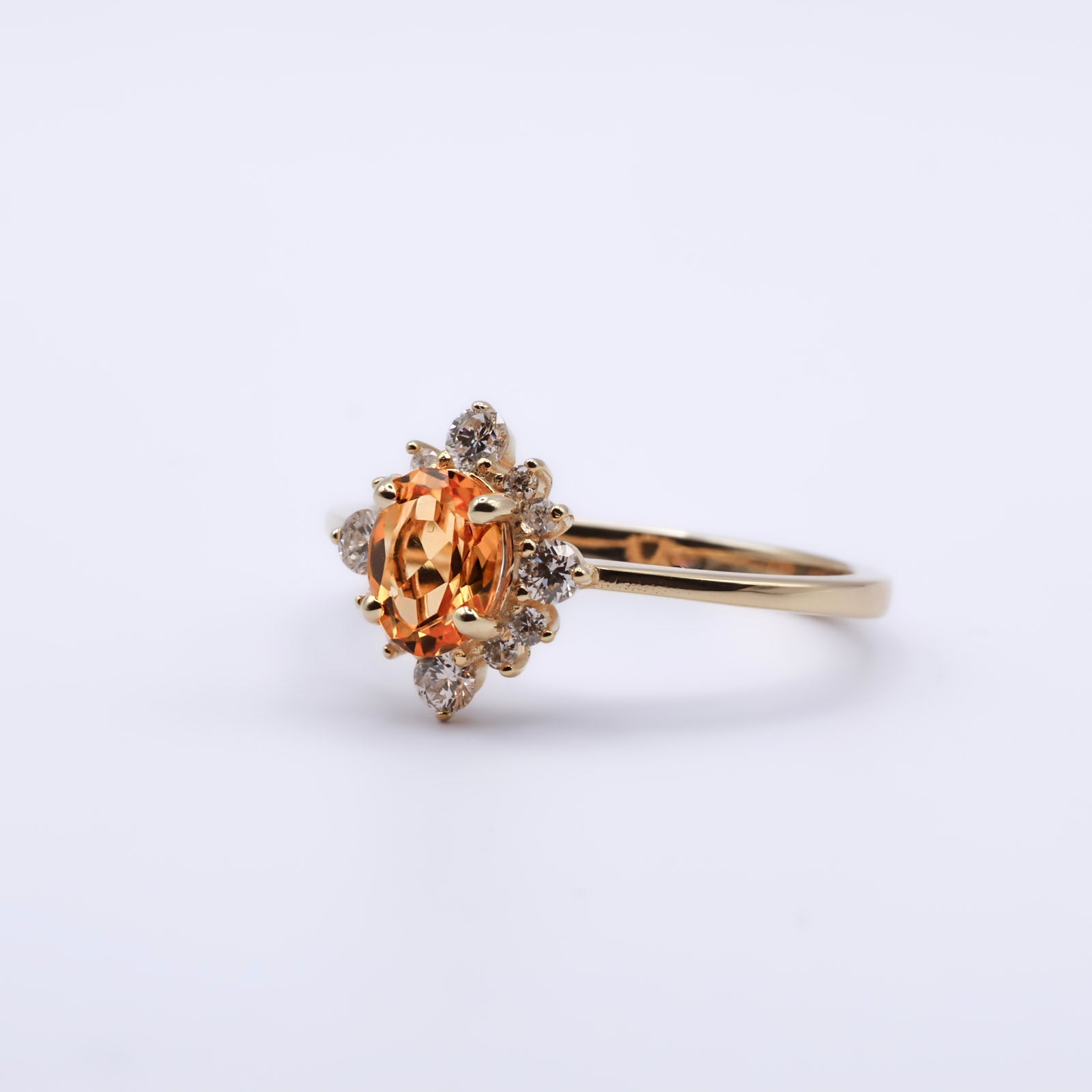 keltakultainen sormus - timantit - keltainen topaasi