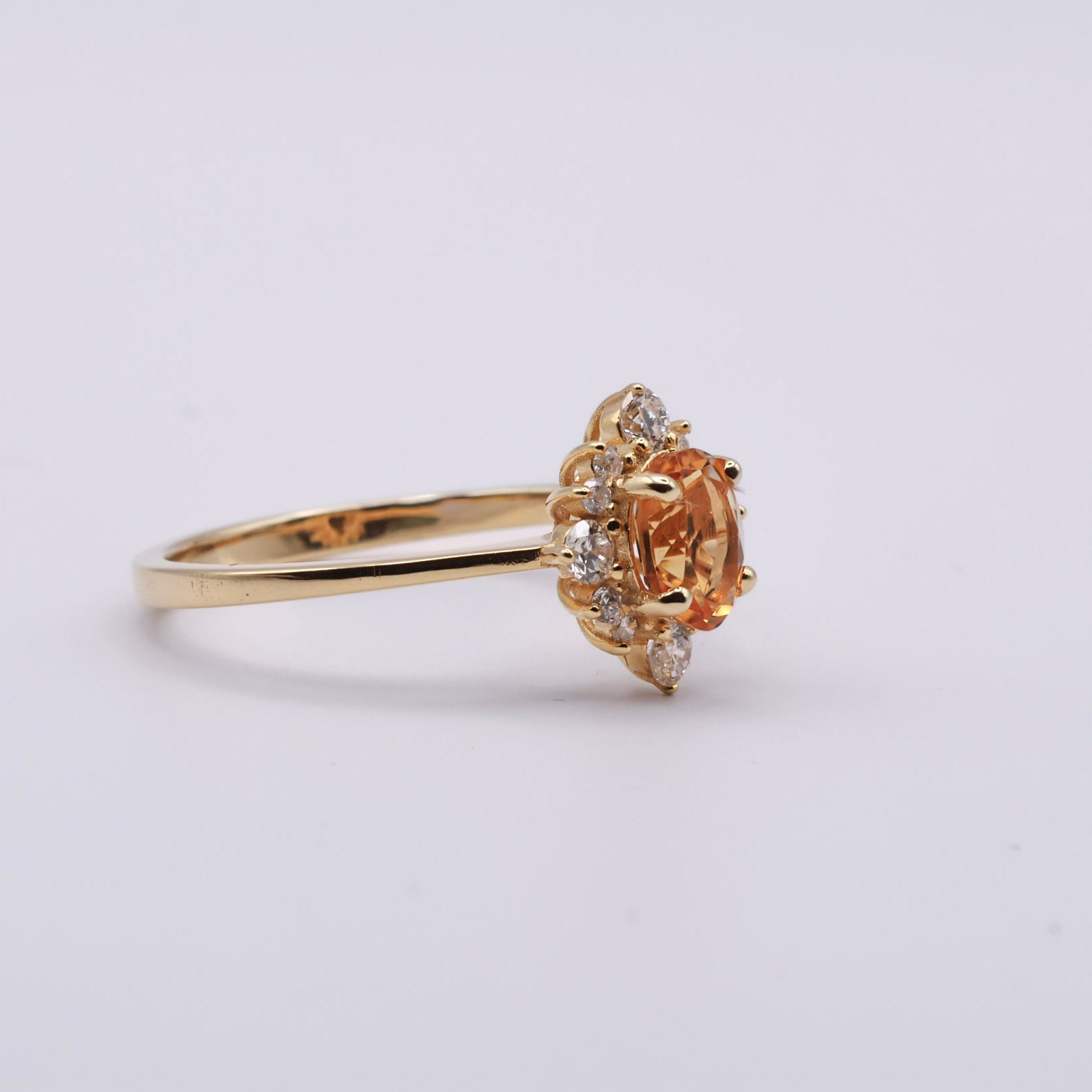 keltakultainen sormus - timantit - keltainen topaasi