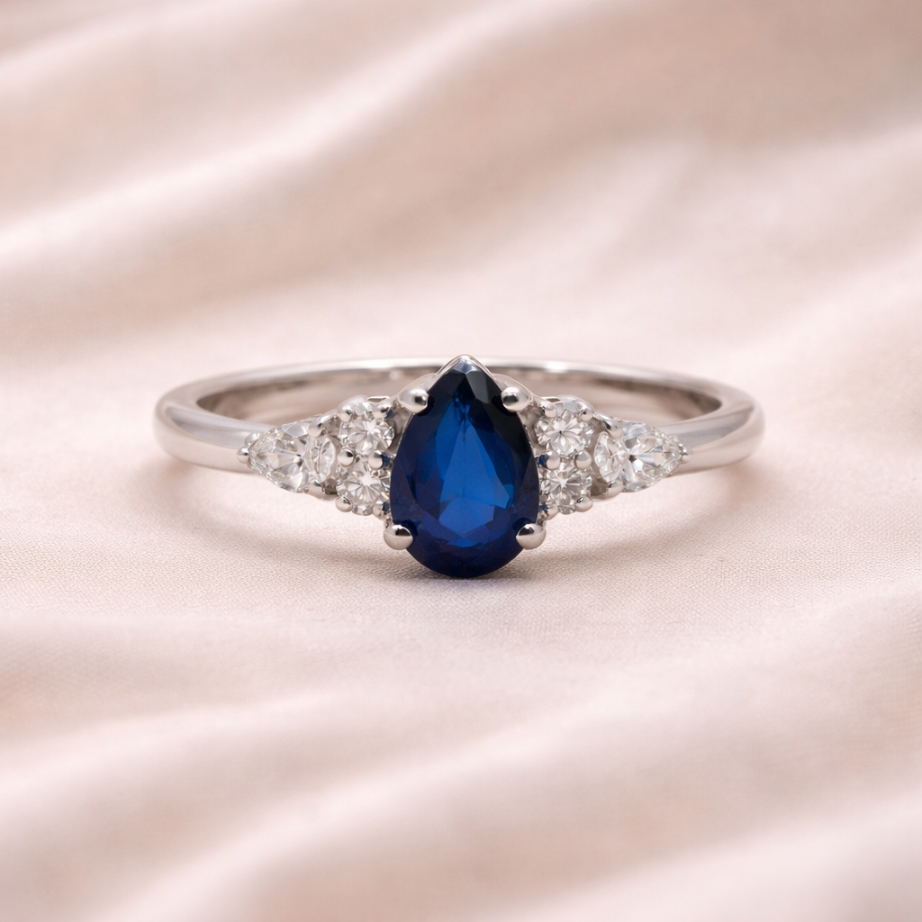 valkokultainen timanttisormus - sinninen saffiri